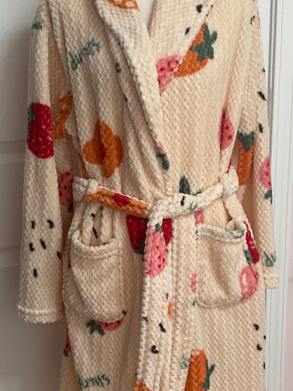 Source Unknown Cream Plush Robe with Pink, Orange and Green Fruit Print